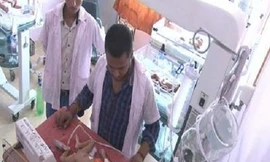 Bé Anmol vẫn đang ở trong tình trạng nguy kịch vì suy hô hấp, nhiễm trùng máu và bị thương nặng. Ảnh: Times of India.