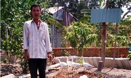 Ông Nguyễn Văn Bỉ trên nền đất xây chòi nuôi vịt.