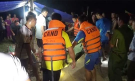 Cảnh sát PCCC bàn giao thi thể nạn nhân cho cơ quan chức năng.