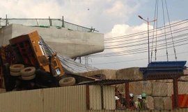 Hiện trường cần cẩu bị sập.