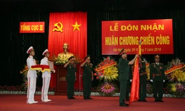 Thừa ủy quyền của Chủ tịch nước, Trung tướng Phan Văn Văn Giang gắn Huân chương Chiến công lên Quân kỳ Quyết thắng của Tổng cục II.