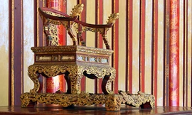 Chiếc ngai khá giản dị nhưng được chạm khắc tinh xảo. Ảnh: Nguyễn Đông.