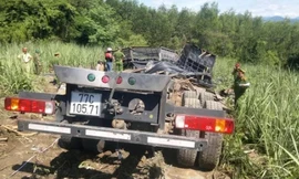 BẢN TIN ATGT: Xe chở sắt lao xuống vực, 3 người tử vong