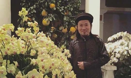 Nghệ sĩ hài Vượng râu và chiếc áo dài đặc trưng. Ảnh: TL.