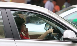 Dùng điện thoại khi lái xe gây nguy cơ mất an toàn.