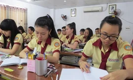 Học sinh trường THPT Thành Nhân, quận Tân Phú đang ôn thi tại trường.