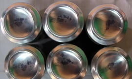 Có 343 lon trong 60 thùng bia ở tiệc cưới không nhìn thấy thời hạn. Ảnh. Tiến Hùng.