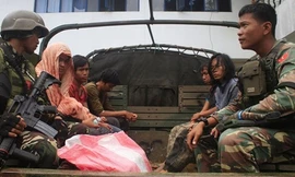 Binh sĩ quân đội Philippines áp giải các thành viên của Maute. Ảnh: AFP.