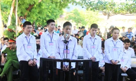 Bị cáo Vinh, Thắng, Sang, Khánh, Hải từ phải qua.