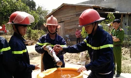 Xe cứu hỏa tiếp nước sinh hoạt khẩn cấp cho vùng bị hạn