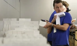 Nhân viên Apple Store với chiếc áo cổ chữ T màu xanh quen thuộc. Ảnh: AP.