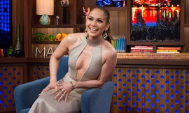 Đỏ mặt với váy xẻ siêu táo bạo của nữ danh ca