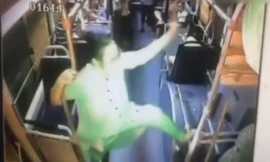 Người phụ nữ tận dụng cột, tay cầm xe buýt làm dụng cụ biểu diễn cho mình.