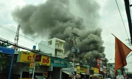 Cột khói cao hàng chục mét bốc lên nghi ngút.