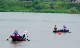 Huy động dân chài thả lưới câu thi thể quanh vị trí tàu chìm (phao vàng đánh dấu). Ảnh: T.L.