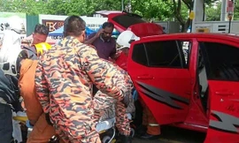 Lực lượng cứu hỏa đưa nạn nhân ra khỏi xe. Nguồn: thestar.com.my.