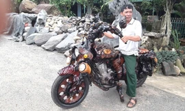 Mô tô bằng gốc cây khiến dân chơi xe sửng sốt