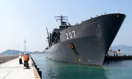 Tàu quân sự Singapore cập Cảng quốc tế Cam Ranh
