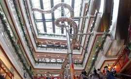 Ống trượt trong trung tâm thương mại có hình rồng cuốn.