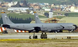 Máy bay tiếp liệu của Mỹ đậu tại căn cứ không quân Incirlik, gần thành phố Adana ở miền nam Thổ Nhĩ Kỳ. Ảnh: Reuters.