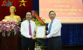 Chủ tịch nước Trần Đại Quang trao quyết định cho Thượng tướng Tô Lâm.