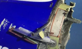 Động cơ máy bay bị xé toạc sau vụ nổ. Ảnh: Twitter.