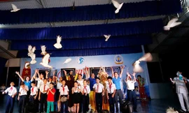 Các cháu cùng lãnh đạo Trung ương Đoàn, Vùng 4 Hải quân, Nhà hát Kịch Việt Nam, CLB Tuổi trẻ vì biển, đảo quê hương và Thượng tọa Thích Giác Nghĩa, trụ trì đầu tiên của chùa Trường Sa thả chim bồ câu.