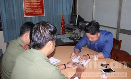 Công an quận Hải Châu làm việc với Nguyễn Anh Tuấn. Ảnh: Xuân Hoài.