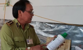 Ông Trần Quốc Linh, Phó chi cục trưởng Chi cục quản lý thị trường tỉnh đang kiểm tra vụ việc.