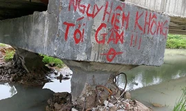 Trụ đỡ cầu máng hư hỏng nghiêm trọng. Ảnh: PN.