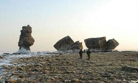 Những dấu tích của cung điện bên bờ biển. Ảnh: SCMP.