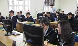 Học sinh lớp 12A1 trường PTHT Lương Thế Vinh thi trực tuyến trên thiquocgia.vn.