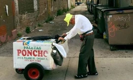 Bức ảnh ông Fidencio Sanchez còng lưng đẩy xe kem khiến người Mỹ xúc động. Ảnh : GoFundMe.