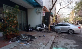 7h30 sáng 29/2, xe Camry đang lưu thông trên đường Ái Mộ (Long Biên, Hà Nội) bất ngờ va quệt với ôtô 7 chỗ rồi rồ ga đâm liên tiếp nhiều xe máy.