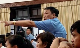 Ông Nguyễn Văn Đệ (áo xanh) chỉ tay thẳng tay về phía các cơ quan ban, ngành tỉnh. Ảnh VTC.