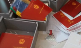 Nhiều tang vật công an thu giữ. Ảnh: Việt Văn.