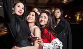 Weymi Cho và những cô bạn tại thành phố Vancouver, Canada. Ảnh: Newyorker.