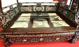 Mặt long sàng nặng gần 1 tấn được ốp 9 miếng đá tự nhiên.Mặt "long sàng" được ốp 9 miếng đá tự nhiên.