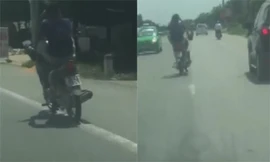 Quái xế lái xe máy bằng chân, lấn làn vượt ôtô