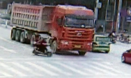 Cắt mặt xe tải, xe máy chở 3 bị chèn trúng