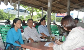 Người nhà ông Quyết trao đổi với PV.