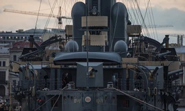 Cận cảnh tuần dương hạm Rạng Đông cập bến