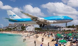 Máy bay hạ cánh sát đầu du khách đi biển