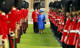 Đội vệ binh hộ giá, bảo vệ Nữ hoàng Anh.