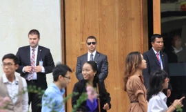 Các mật vụ Mỹ làm nhiệm vụ canh gác, bảo vệ an ninh nghiêm ngặt bên ngoài Trung tâm hội nghị GEM.