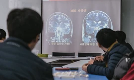 Học viên của trại xem một bộ phim tài liệu về tác động của stress, căng thẳng đối với não bộ. Ảnh: Washington Post.