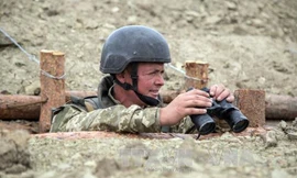 Binh sĩ Ukraine gác tại chốt quân sự ở Popasna, vùng Donetsk. Ảnh: AFP/TTXVN.