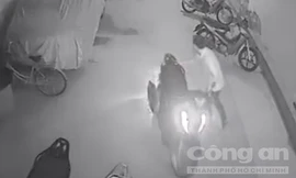 Chỉ trong tích tắc, tên trộm lấy được chiếc xe.