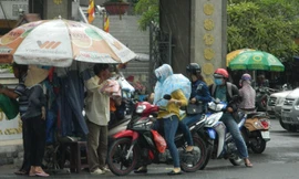 Theo ghi nhận của Tiền Phong, cơn mưa kéo dài khoảng 20 phút, trải rộng trên địa bàn các quận nội ô (1, 3, 4, Phú Nhuận, Tân Bình, Bình Thạnh) và ngoại thành (quận 2, 9, Thủ Đức). 