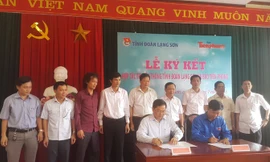 Tổng Biên tập báo Tiền Phong và Bí thư Tỉnh đoàn Lạng Sơn thực hiện ký hợp đồng Hợp tác truyền thông.